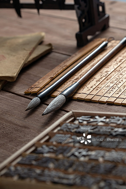 活字印刷汉字模型和毛笔图片素材