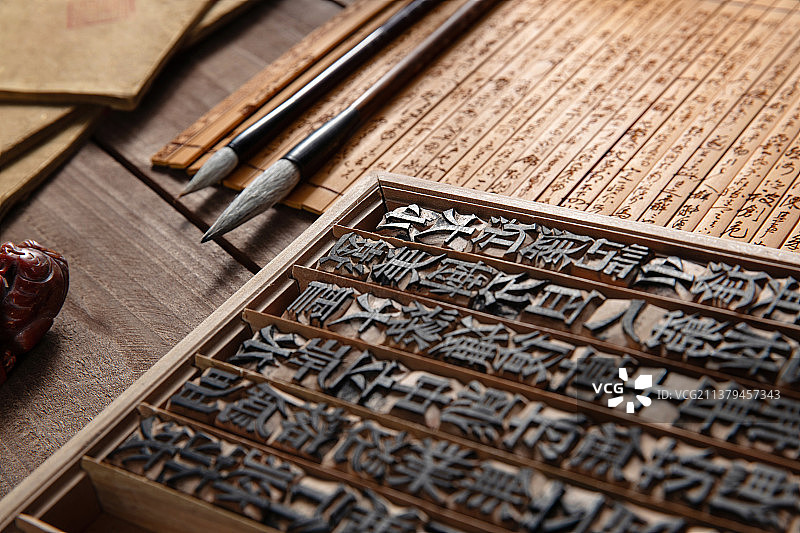 活字印刷汉字模型和毛笔图片素材
