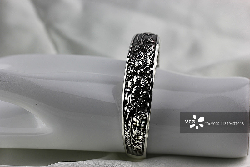 电商用图，莲花图案银手鐲首饰图片素材