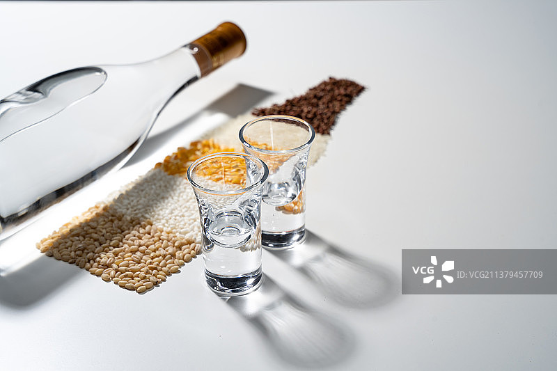 白酒酒瓶和粮食图片素材