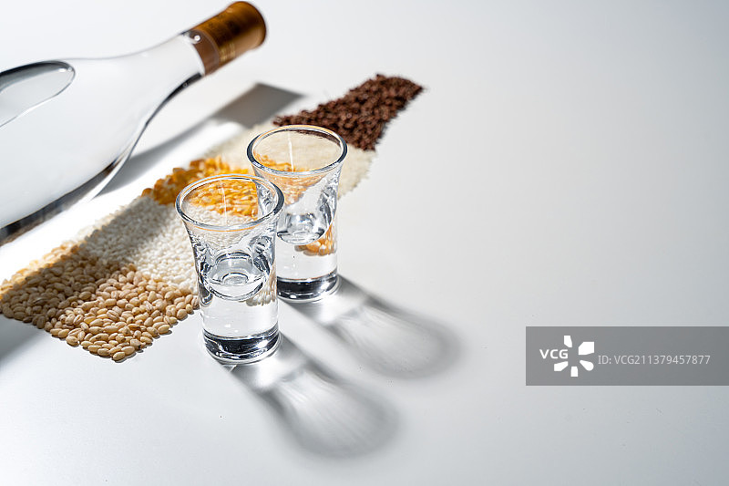 白酒酒瓶和粮食图片素材