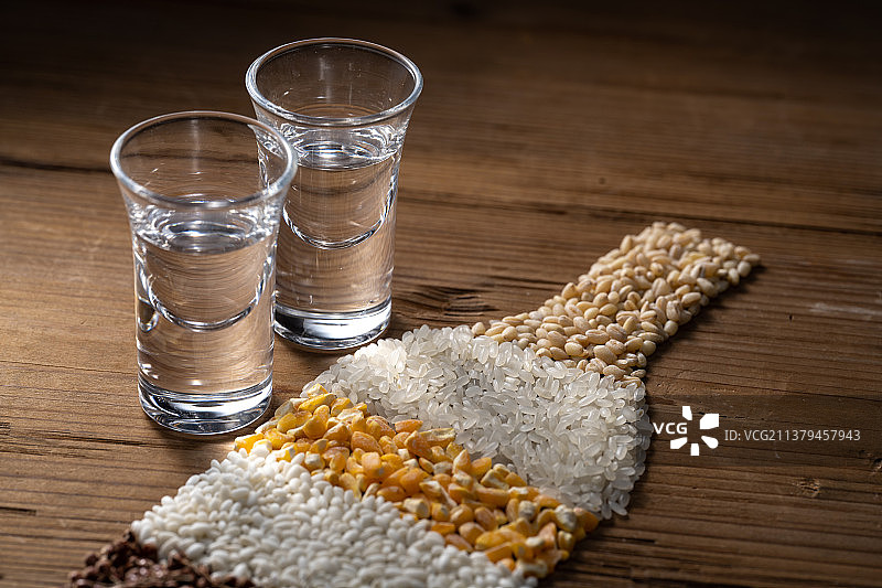 桌上的酒杯和粮食图片素材