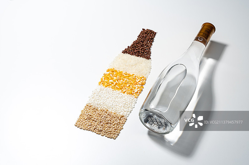 白酒酒瓶和粮食图片素材