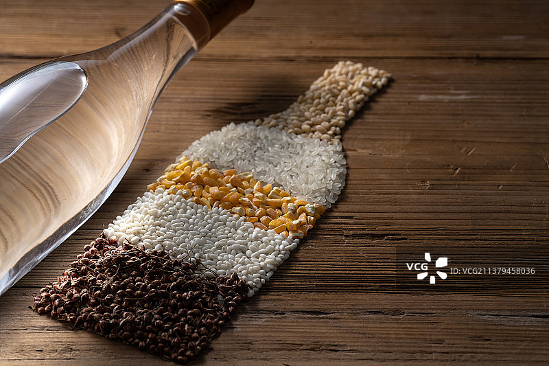 桌面上的白酒和粮食图片素材