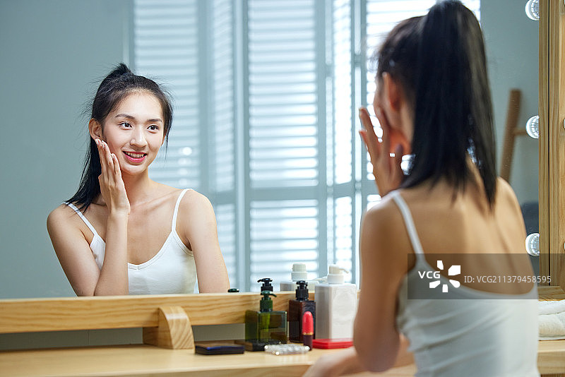 漂亮的年轻女人照镜子图片素材