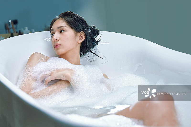 年轻女人洗泡泡浴图片素材