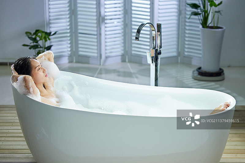 漂亮的年轻女人洗泡泡浴图片素材