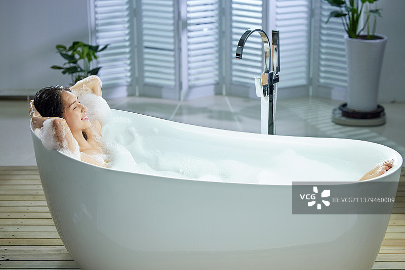 漂亮的年轻女人洗泡泡浴图片素材