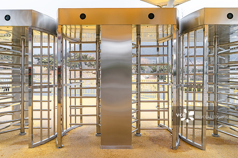 中国公共设施拍摄主题，一个不锈钢的单向十字转门，户外无人图像摄影图片素材