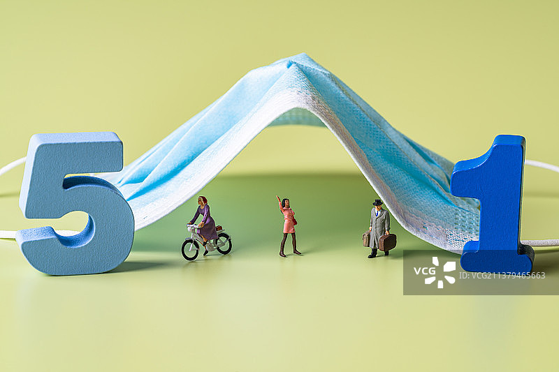 五一劳动节假期出行防护微缩场景图片素材