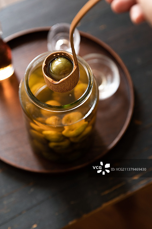 自酿自制青梅酒图片素材