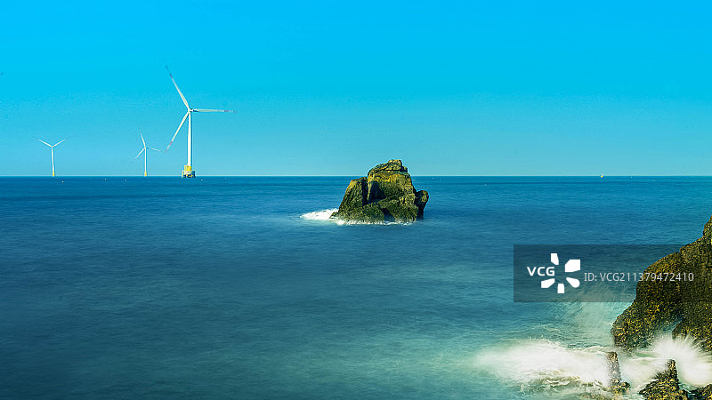 礁石蓝天海景风车图片素材