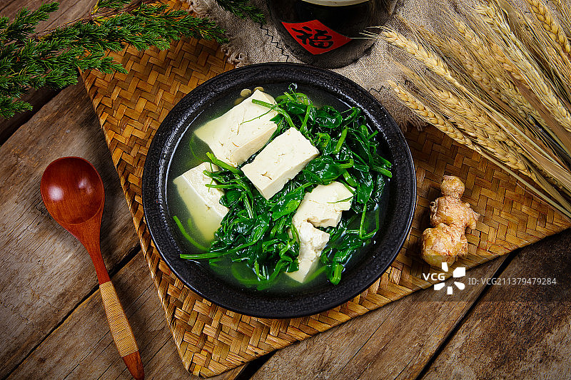 一碗豌豆尖煮豆腐图片素材