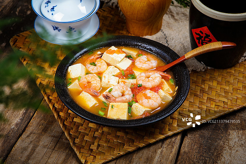 一碗虾仁豆腐羹图片素材