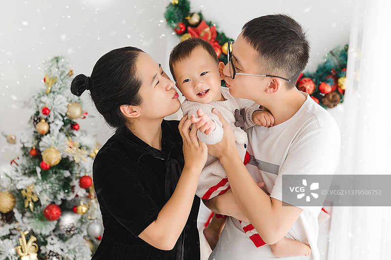 一家三口过圣诞节图片素材