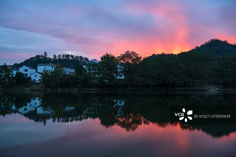 仙都朱潭山村火红的朝霞图片素材