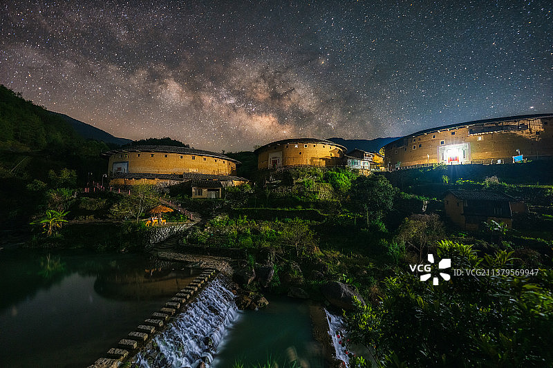 福建省龙岩市永定县初溪土楼群夜晚春季银河景观与瀑布长时间曝光图片素材