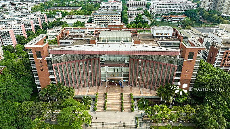 航拍广州暨南大学足球场与图书馆图片素材