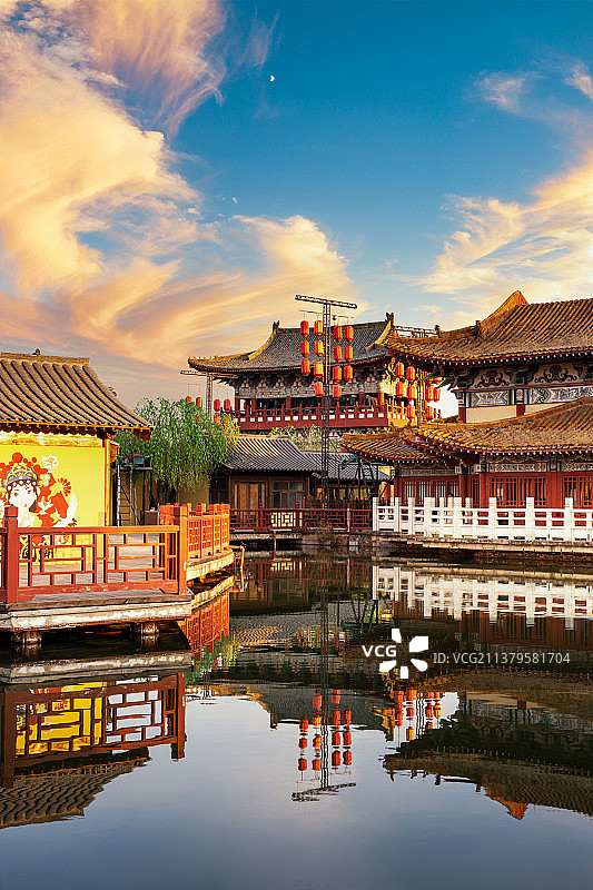 中国河南开封清明上河园户外傍晚日落时分风光图片素材