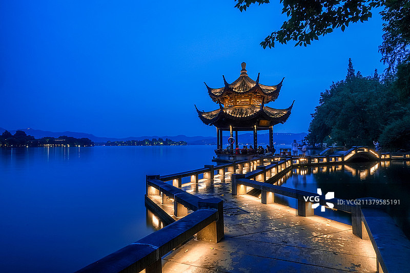 杭州西湖长桥公园雨后蓝调夜景图片素材