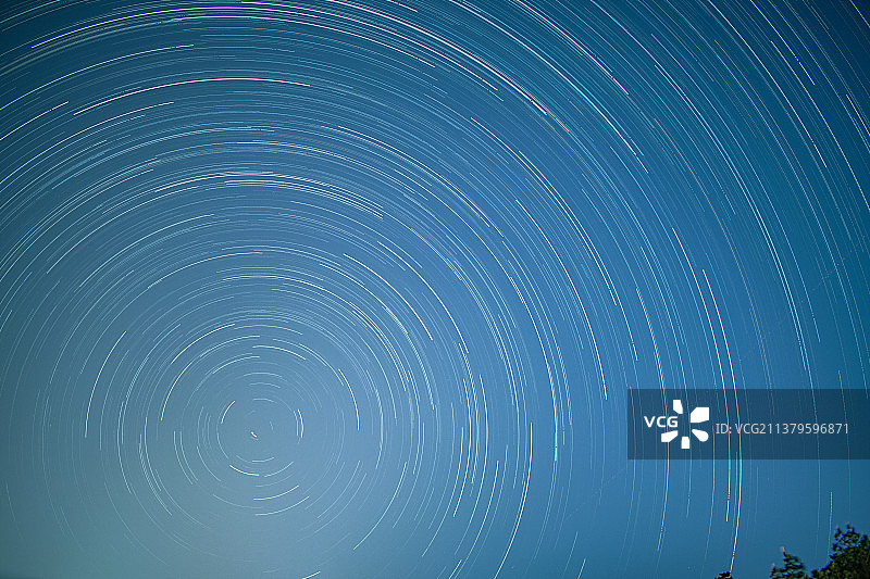 围绕北极星的星轨图片素材