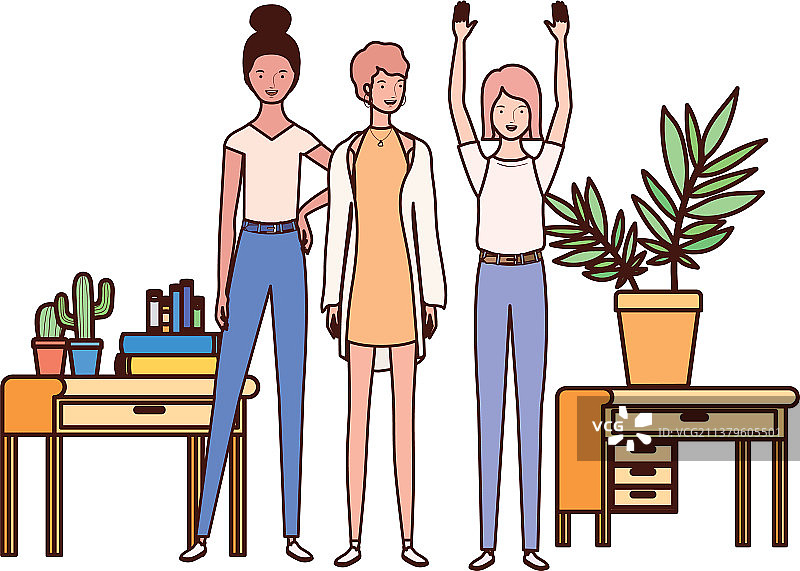 妇女站在书架旁，书架是木制的，上面放着书图片素材