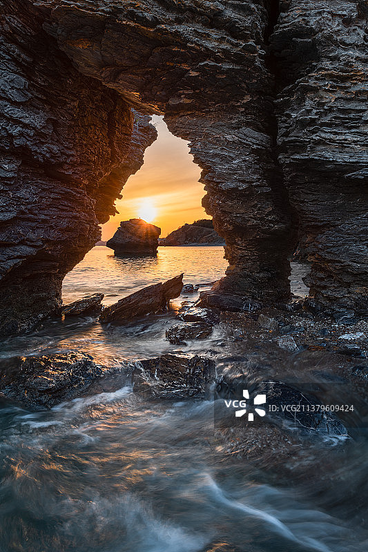 透过洞口看贝多芬头像—— 金石滩国家地质公园风景图片素材