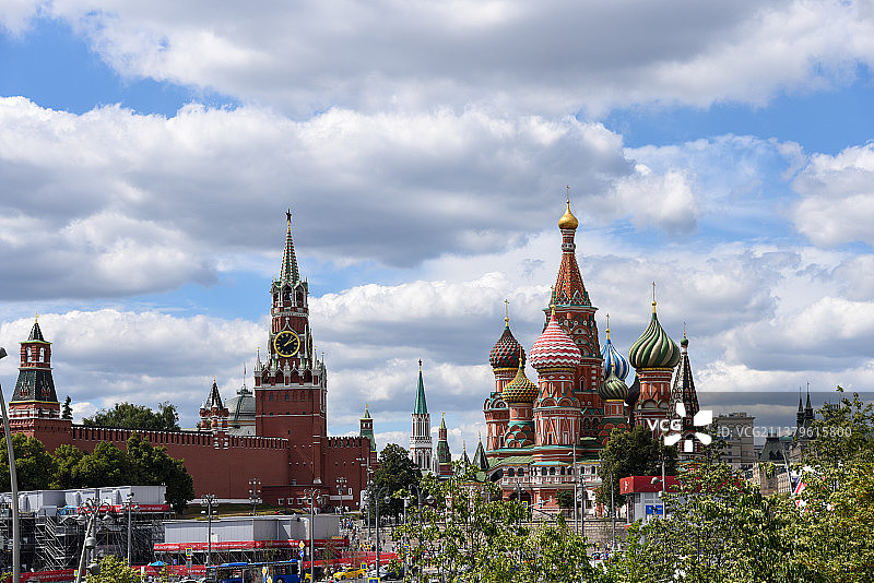 远眺红场克里姆林宫和圣瓦西里大教堂图片素材