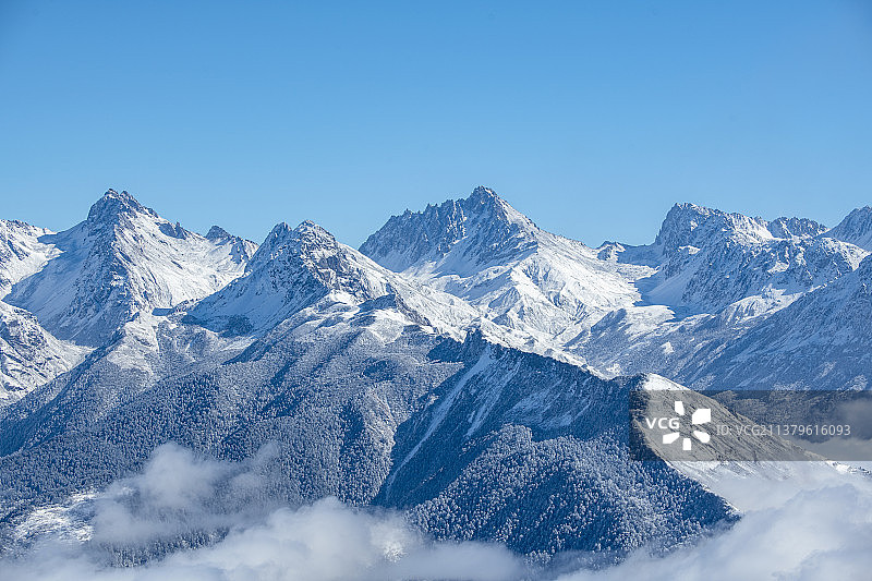 美丽的神山达瓦更扎图片素材
