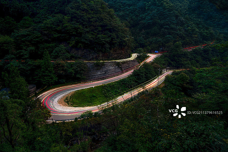安吉山区公路弯曲车轨森林灯轨图片素材
