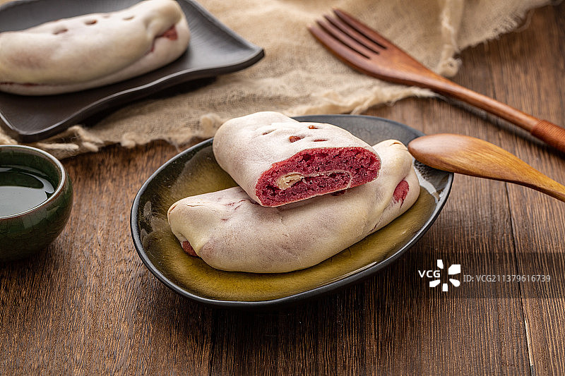 盘子里的休闲食品：紫薯芋泥饼图片素材