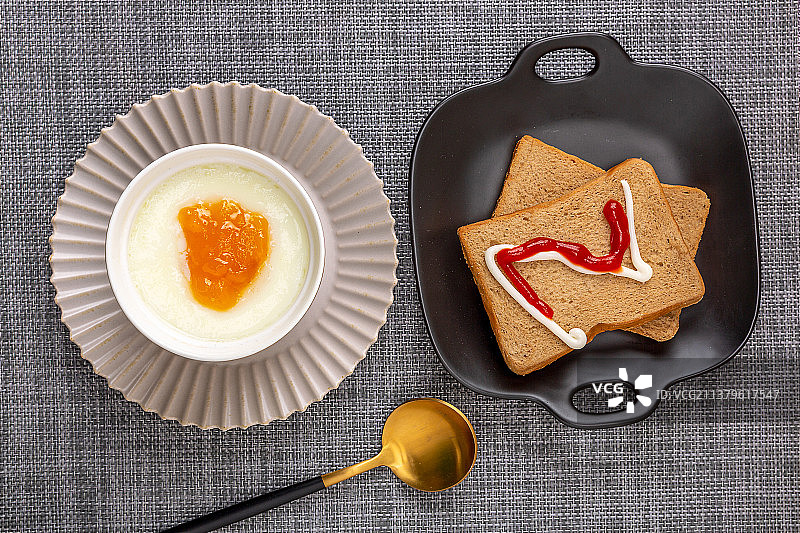 加了芒果果酱的一盅双皮奶图片素材