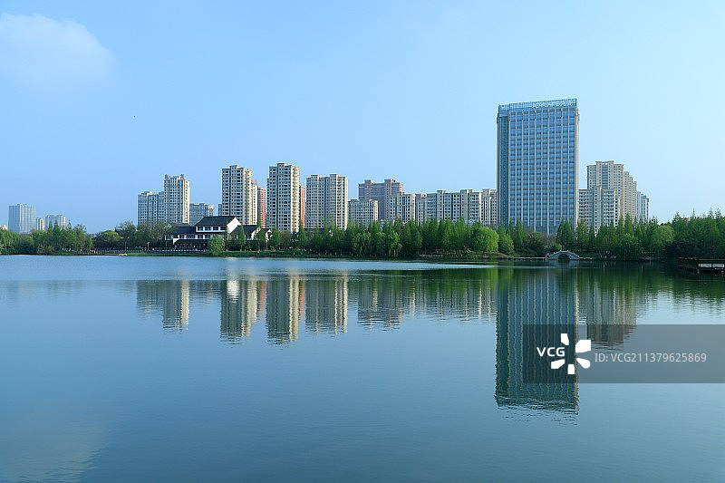 城市水岸一角图片素材