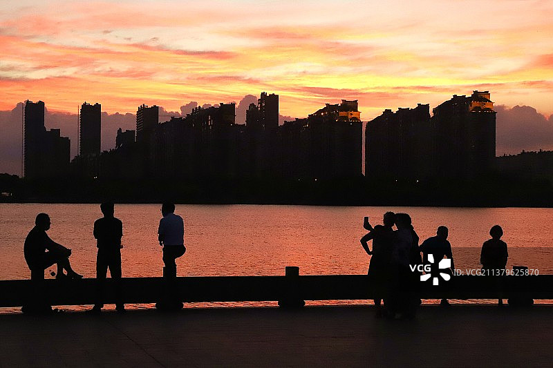 城市水岸一角图片素材