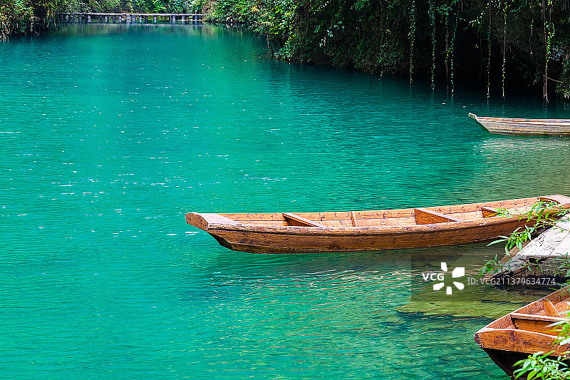 峡谷里一只小木船飘荡在湖面上图片素材