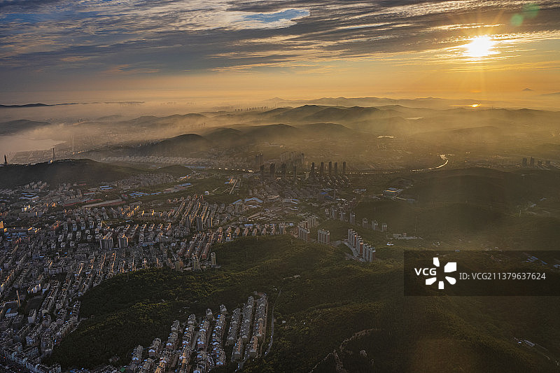 航拍大连旅顺口区山城雾气风光图片素材