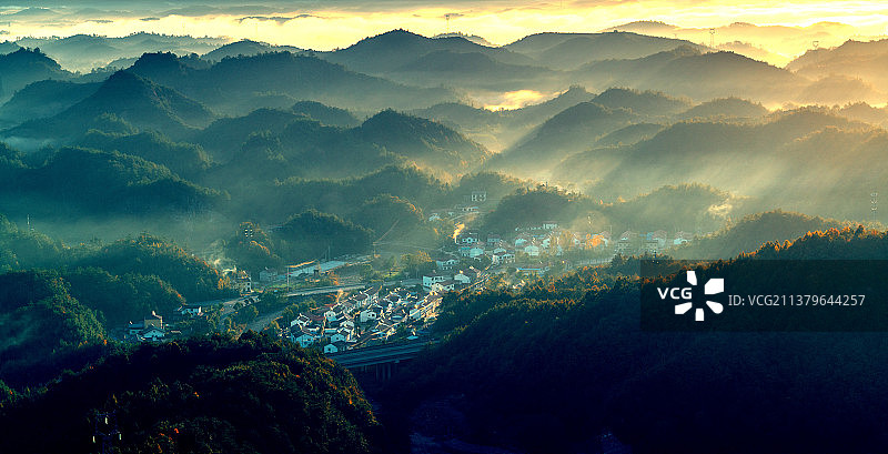 晨雾下的湖北宜昌市远安县村庄图片素材