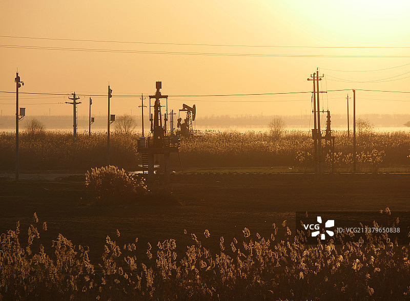 油田日出时的剪影图片素材