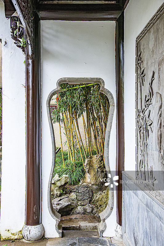 江苏省扬州市个园过院走廊门图片素材