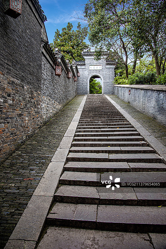 镇江北固山公园“吴云楚水”牌楼长梯图片素材