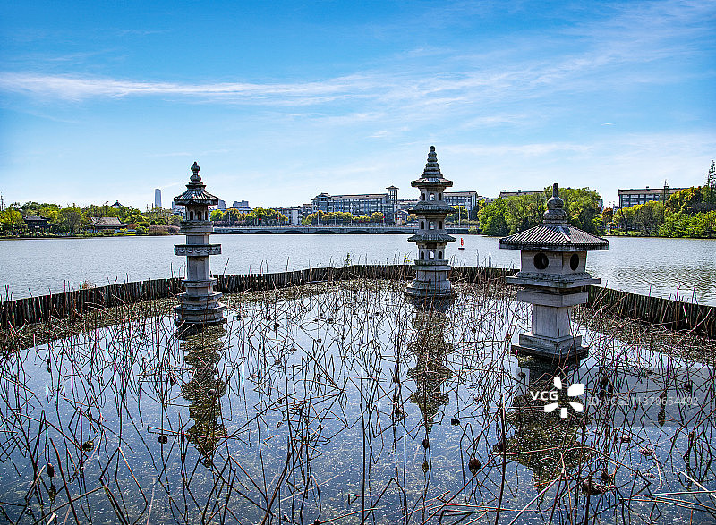 江苏镇江金山公园塔影湖三塔映月图片素材