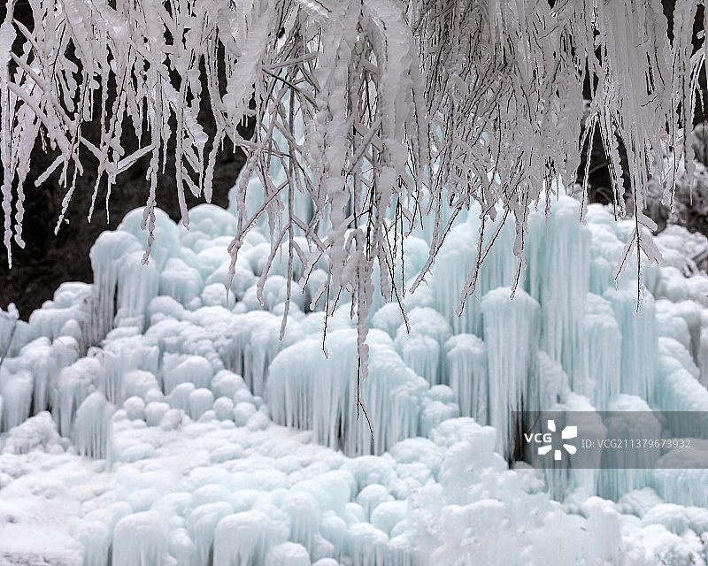 中国河南省西部伏牛山中悬崖上冰的风景图片素材