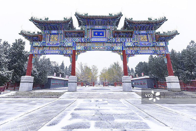 雪中北京地坛公园牌楼图片素材
