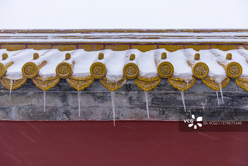 雪中北京地坛公园红墙冰柱图片素材