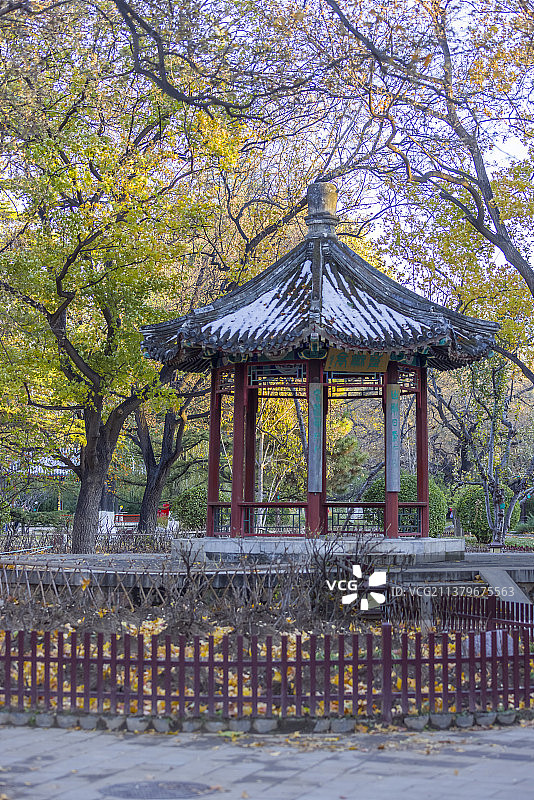 雪后北京地坛公园八角亭图片素材