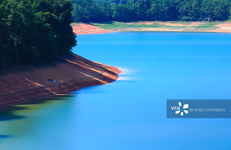 夏天淡水湖碧蓝湖水壁纸景观图片素材