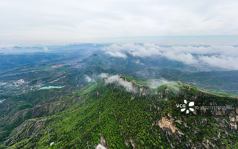 云海中的司马台长城山脉图片素材