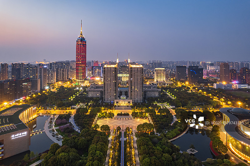 航拍江苏省常州市传媒大厦、文化广场与市政府大楼夜景图片素材