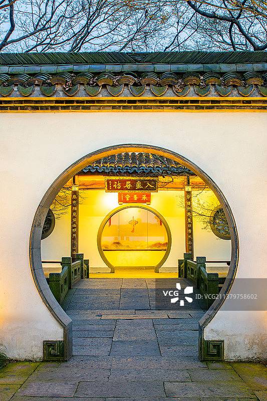 浙江杭州西湖 平湖秋月 承香堂 西湖地标景点  古建筑 园林月门图片素材