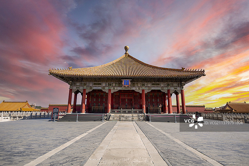 朝霞映照下的北京故宫中和殿图片素材